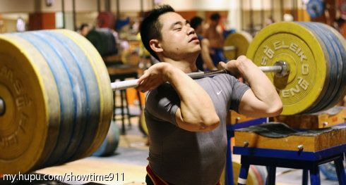 深蹲锻炼股四头肌_颈前深蹲训练教程_股四头肌训练椅