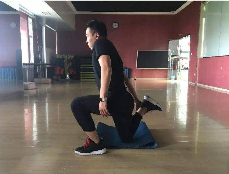 锻炼股四头肌正确方法_股四头肌经典动作_股四头肌训练椅