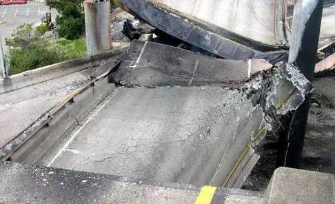 6.5级地震会死人吗_地震中车内逃生技巧_地震时驾车自救