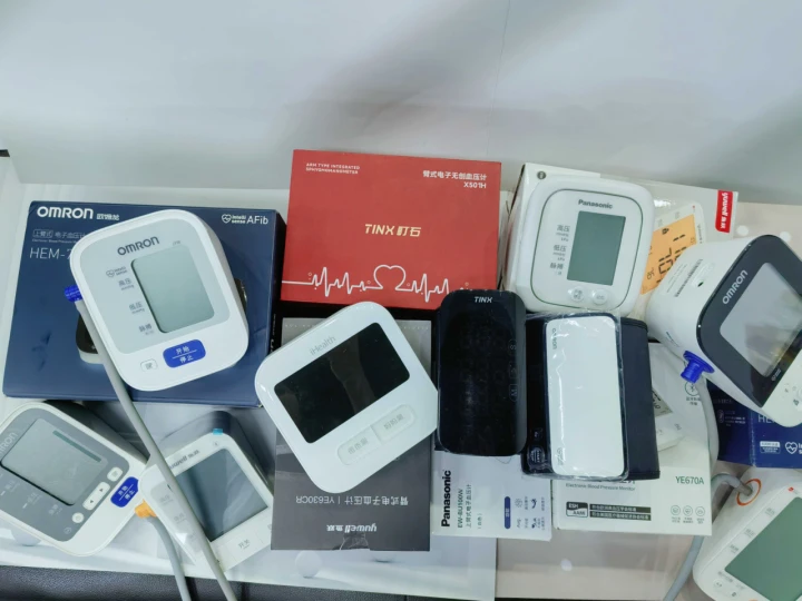 漫画 血压计买什么牌子的好家用的？操作便捷性实测，谁家更适合爸妈