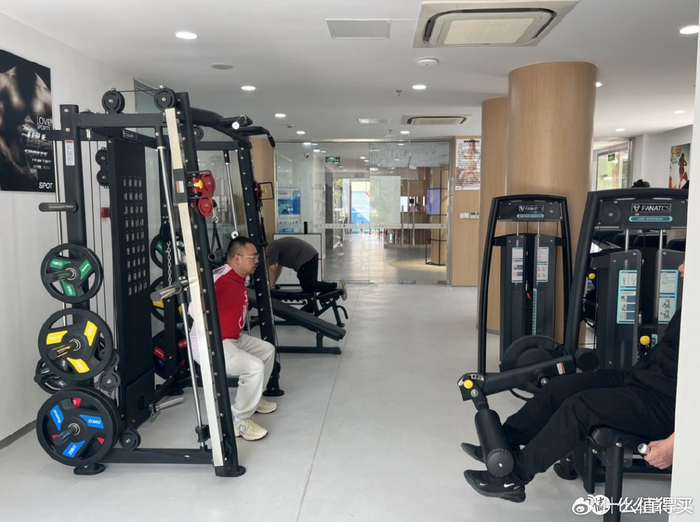 酒店健身器材选择_家用综合训练器 配重_公司健身房设备配置