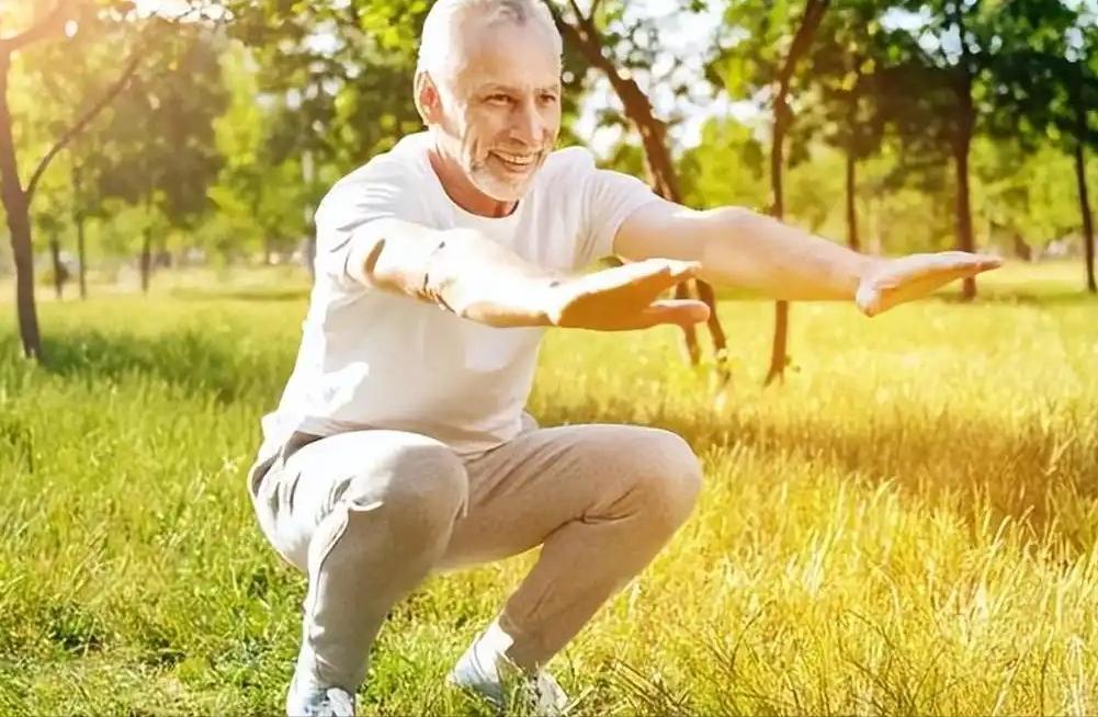 膝盖养护动作指南_膝盖疼痛缓解训练_股四头肌训练椅