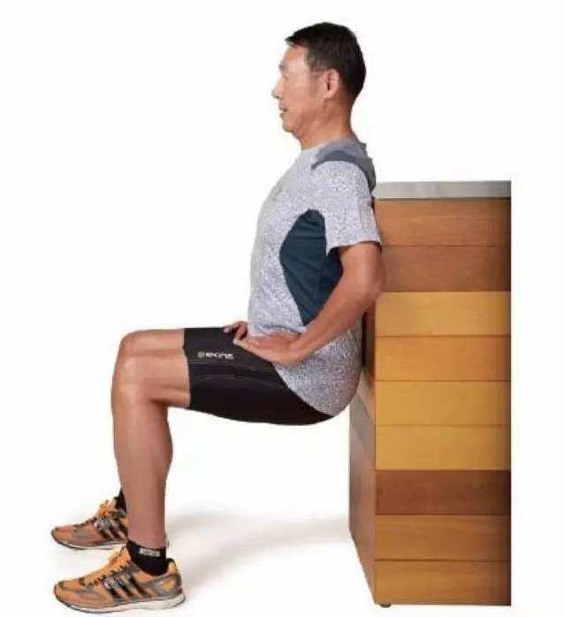 膝关节受伤原因_股四头肌功能_股四头肌训练椅