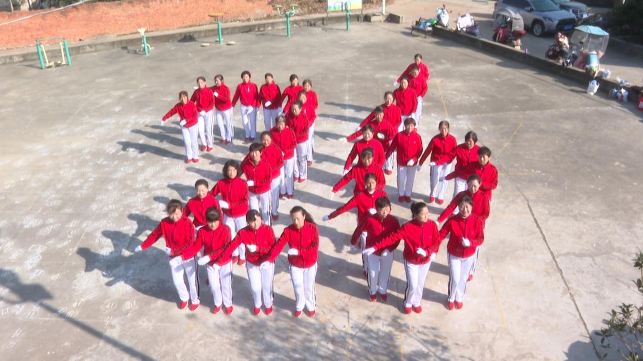 腊八节广场舞_广场舞拜新年扇子舞_老年广场舞队创意队形