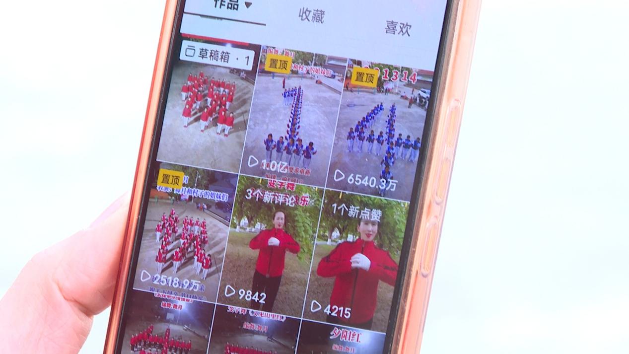 广场舞拜新年扇子舞_老年广场舞队创意队形_腊八节广场舞